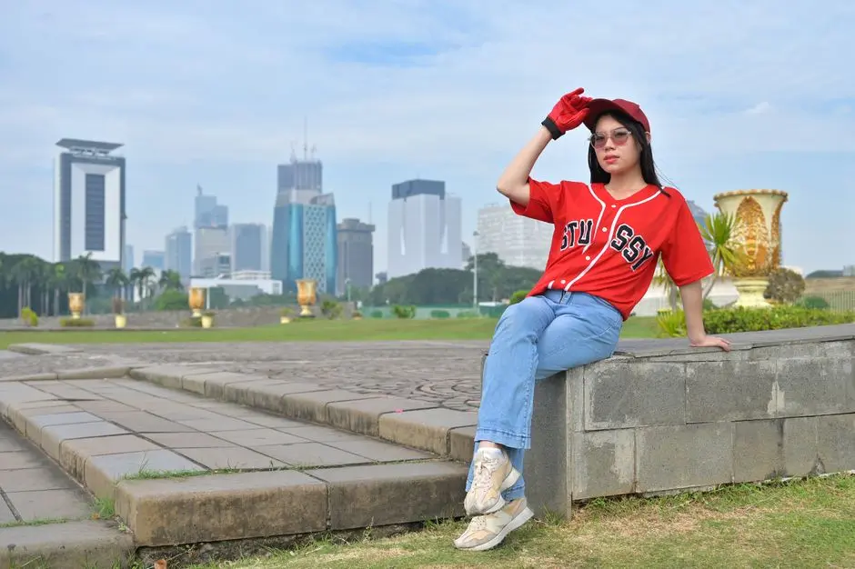 Koleksi gaya busana kasual dengan warna netral untuk aktivitas harian